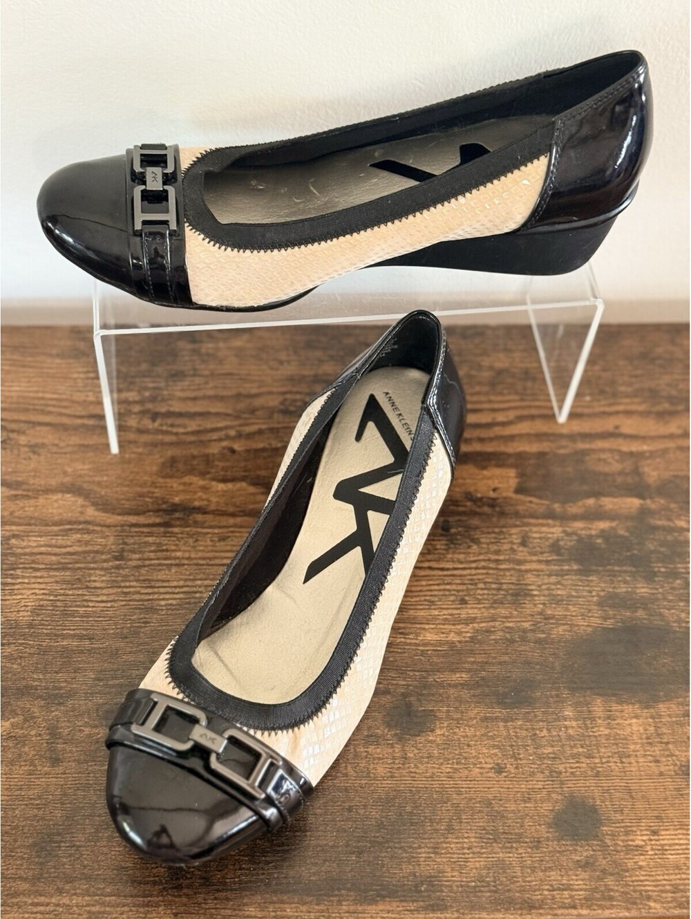 Anne Klein Buckle Accent Dress Shoes Size 6 1/2 Ivory Cream Black Snakeskin Look